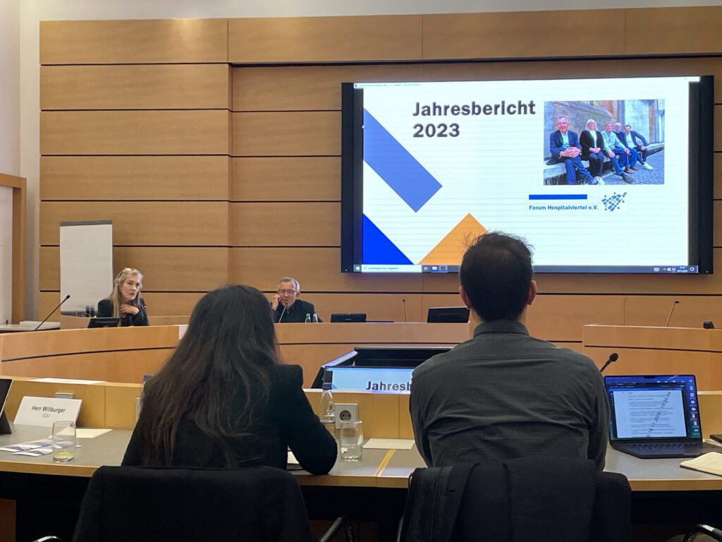 Eberhard Schwarz (re./neben Veronika Kienzle) im Rathaus bei der Präsentation des Jahresberichts