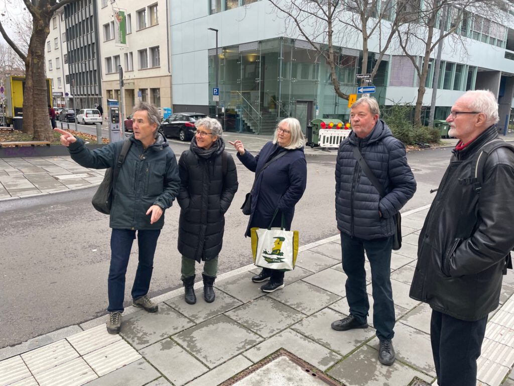 Besuch im Quartier (v. li.): Fuss-e.V.-Sprecher Peter Erben mit Kollegin Christina Kircher Wintterling und den Forum-Vorständen Margarete Müller, Christoph Hölscher sowie Achim Weiler.