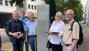 Gemeinsame Sache im Sinne der Demokratie (v.l.): Eberhard Schwarz, Christoph Hölscher (Forum Hospitalviertel), Klaus Volkmer (Stadtplanungsamt), Margarete Müller und Achim Weiler (Forum Hospitalviertel. Foto: Haar