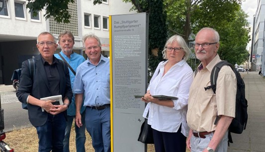 Gemeinsame Sache im Sinne der Demokratie (v.l.): Eberhard Schwarz, Christoph Hölscher (Forum Hospitalviertel), Klaus Volkmer (Stadtplanungsamt), Margarete Müller und Achim Weiler (Forum Hospitalviertel. Foto: Haar